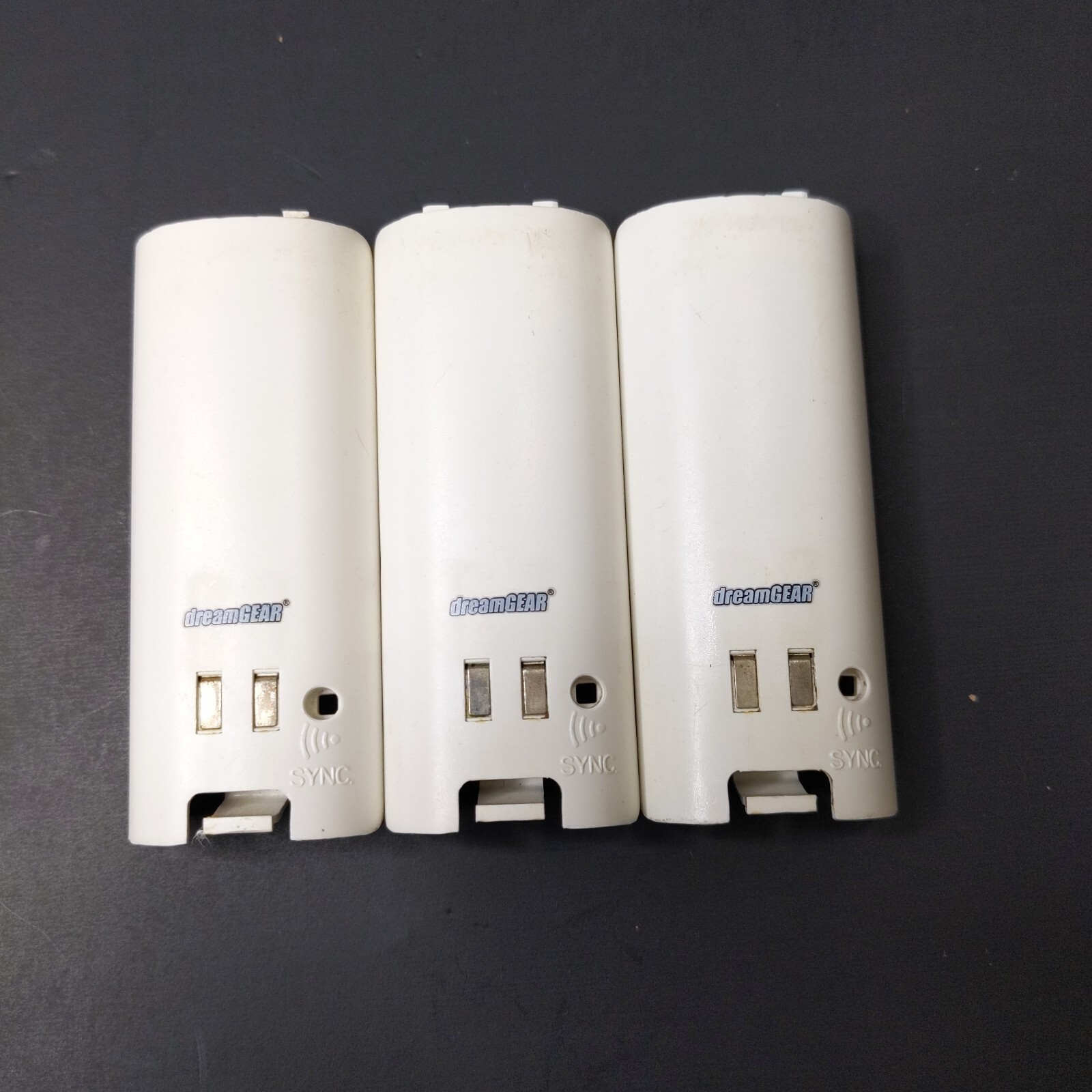 Dreamgear DGWII1053 Quad Charger For Wii Wiimotes with 3 Batteries