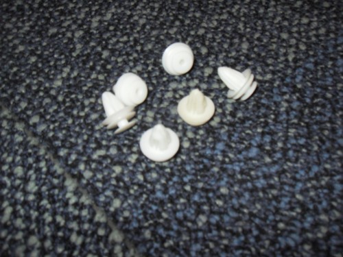 Valiant NOS Plastic Door Trim Clip suit VE VF VG VH VJ VK CL CM 40 in total - Picture 2 of 2