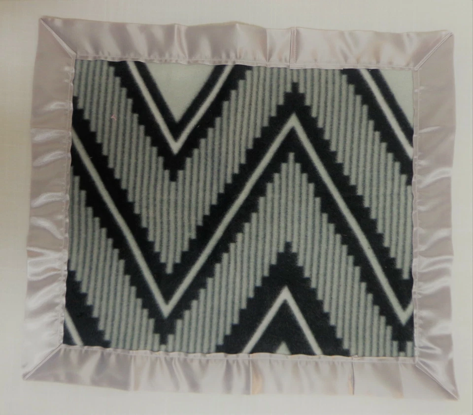 手工抓绒婴儿/宠物/娃娃/安全毯-黑色和灰色 17 X 19 — 第 3/3 张图片