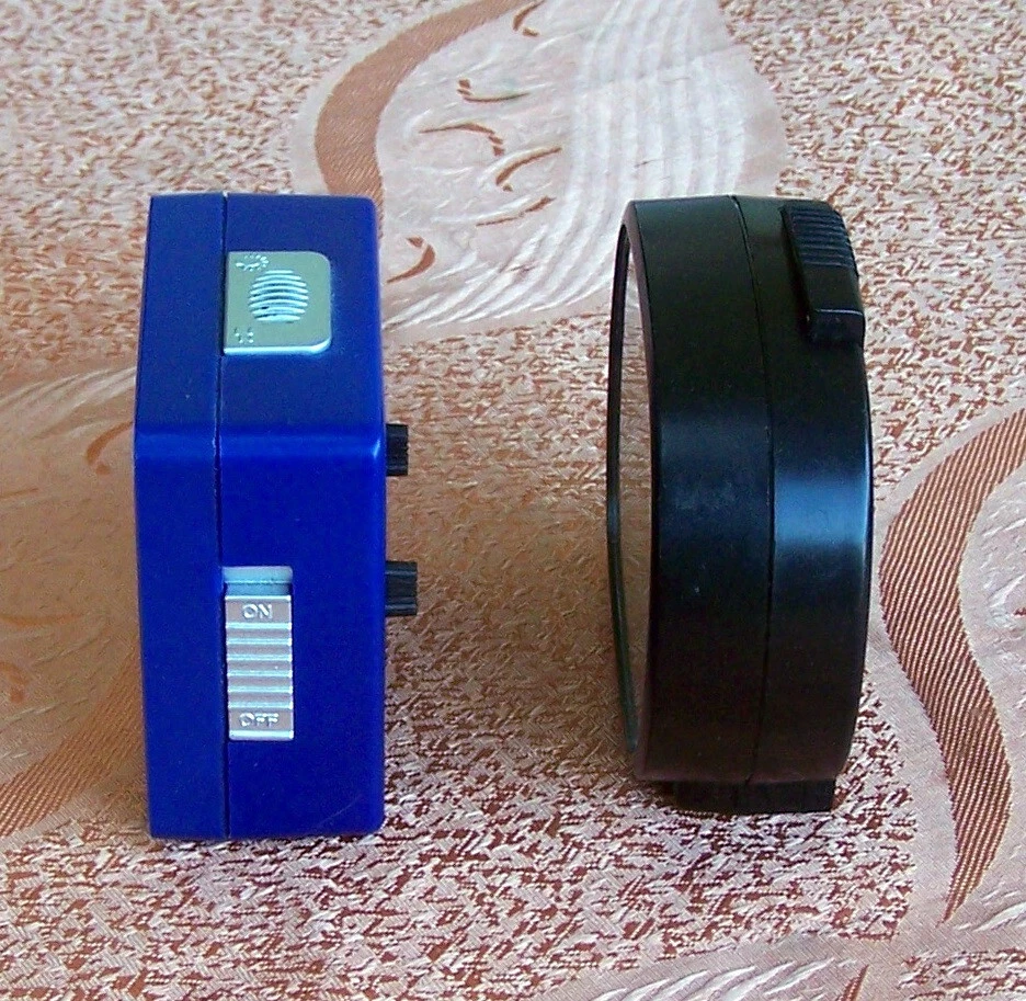 Lot of 2 Retro Clocks CASIO BLACK and OLYMPUS BLUE Analog desk ALARM wind up. - Image 4 of 4