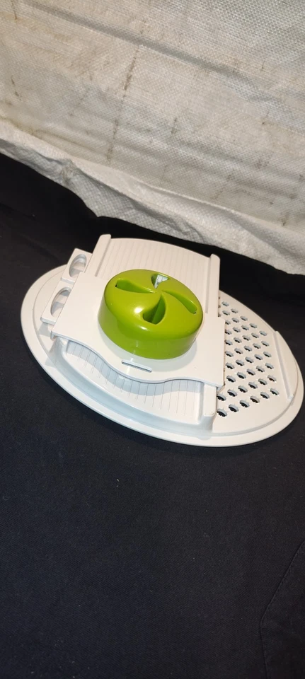 The Sharper Image~Salad Spinner Mandoline Slicer Green & White Interchangeable - Image 3 of 4