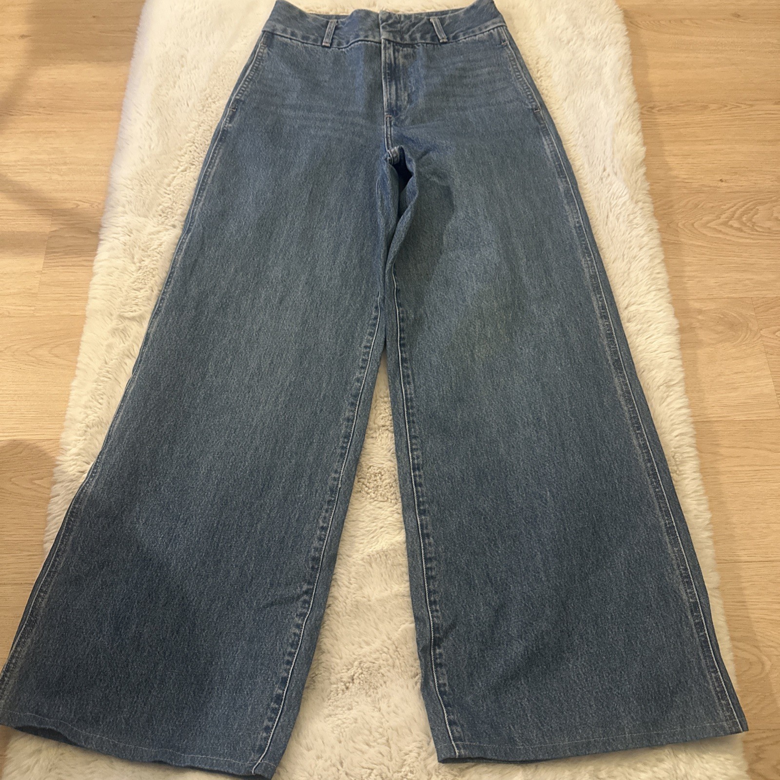 Express Women’s Medium Wash Relaxed Wide Leg Super High Rise  Size 6 R Blue