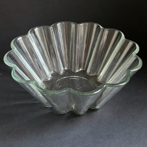 RARE PYREX (FRANCE) GLASS FLUTED 20cm BRIOCHE JELLY MOULD BOWL (Mixing Fruit) - Picture 4 of 5