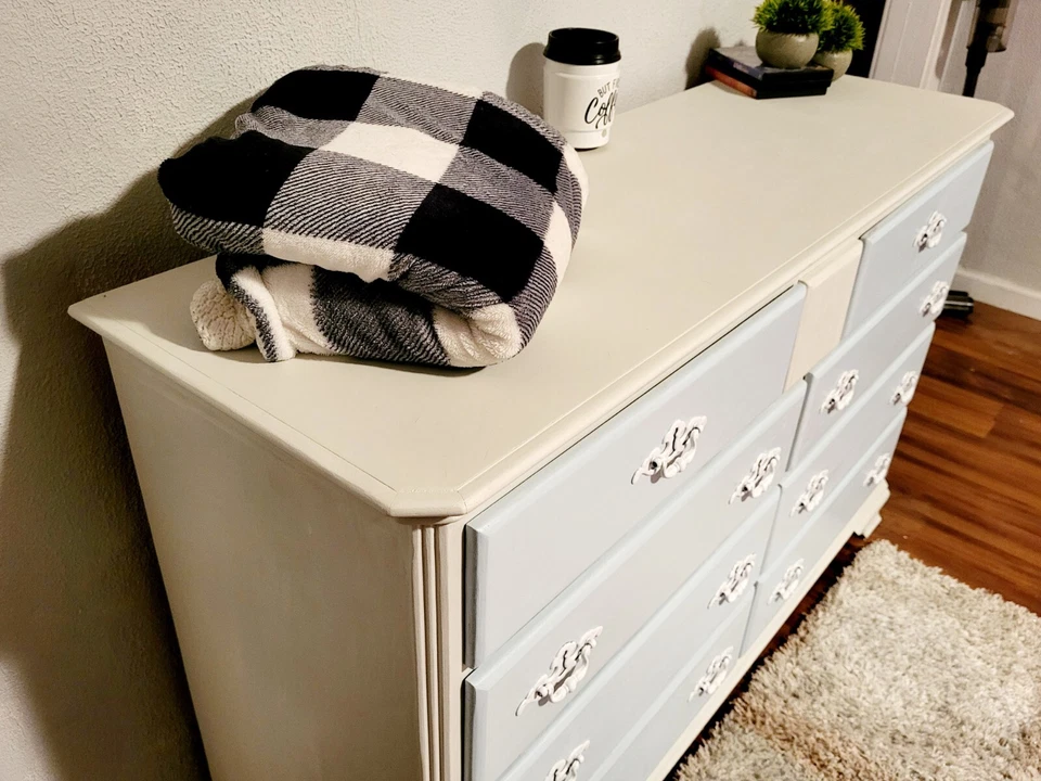 Cómoda vintage 1952 restaurada, blanca y azul suave Foto 3 de 4