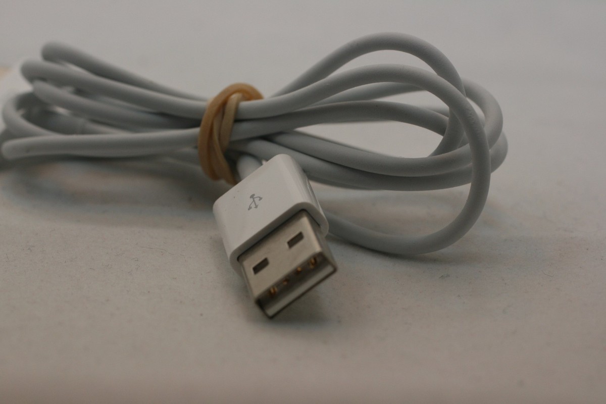 Genuine Apple 30-Pin dock ADC to USB cable for iPod Classic