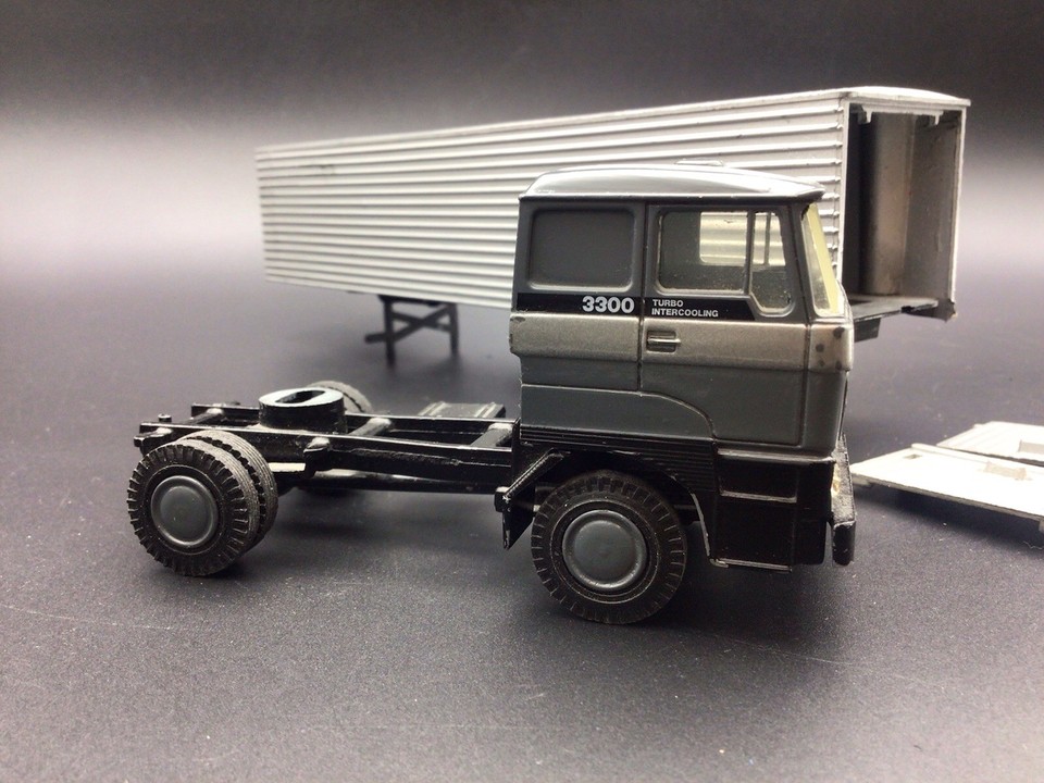 Lion Car 1/50 Scale - Mat110 - Hand Painted Red & White Truck & Trailer