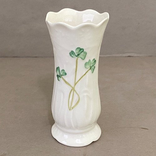 Vaso Belleek Ireland Shamrock 4" Bud ~ 11° / Green Mark 2001-2006 ~ Fine Parian - Foto 2 di 12