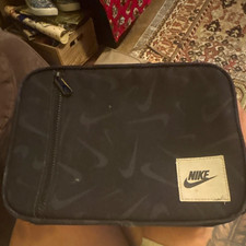 Nike Czarna izolowana torba na lunch z zamkiem błyskawicznym Logo 8L Prostokątna poliester Dzieci