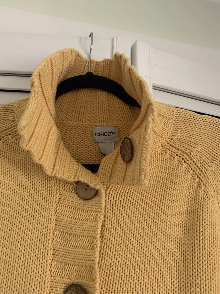 Cárdigan suéter amarillo para mujer Chico botones con cáscara de coco talla 2 algodón Foto 3 de 4