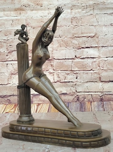 Ragazza nuda sexy in lingerie legata a una colonna con scultura bronzo Cupido Art Deco