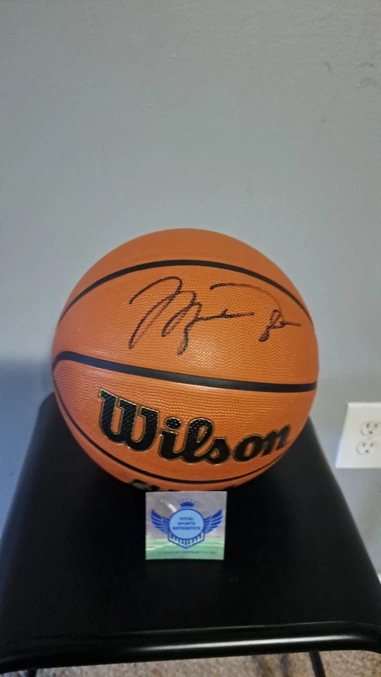 Baloncesto firmado por Michael Jordan certificado. Foto 2 de 4