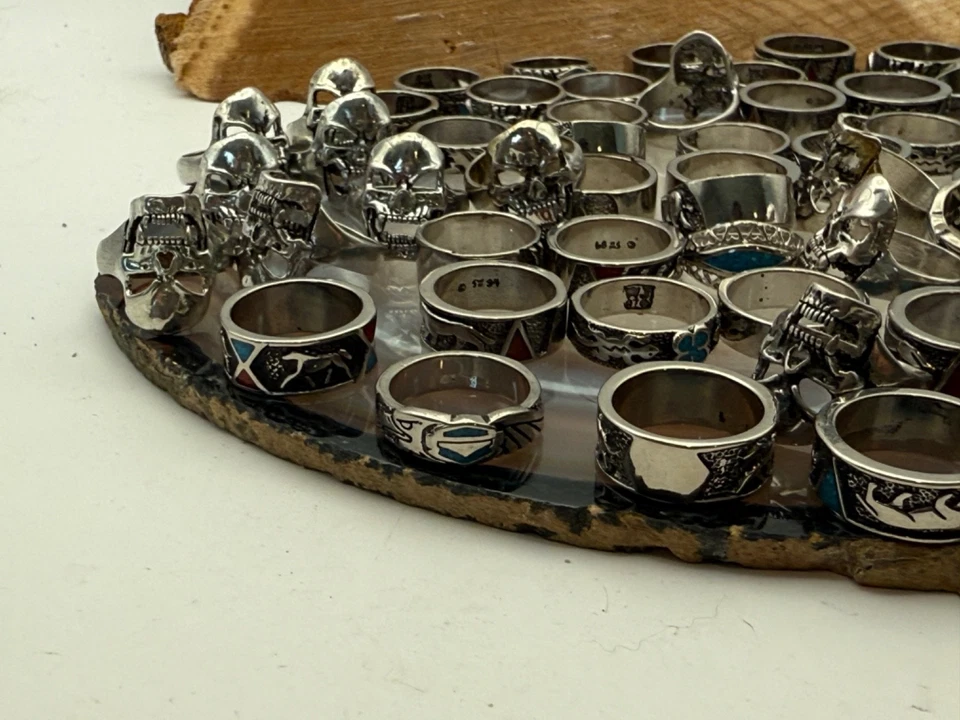Lote de 65+ anillos de moda de acero inoxidable todos los tamaños 6,75 y menos--1616,25 Foto 3 de 4