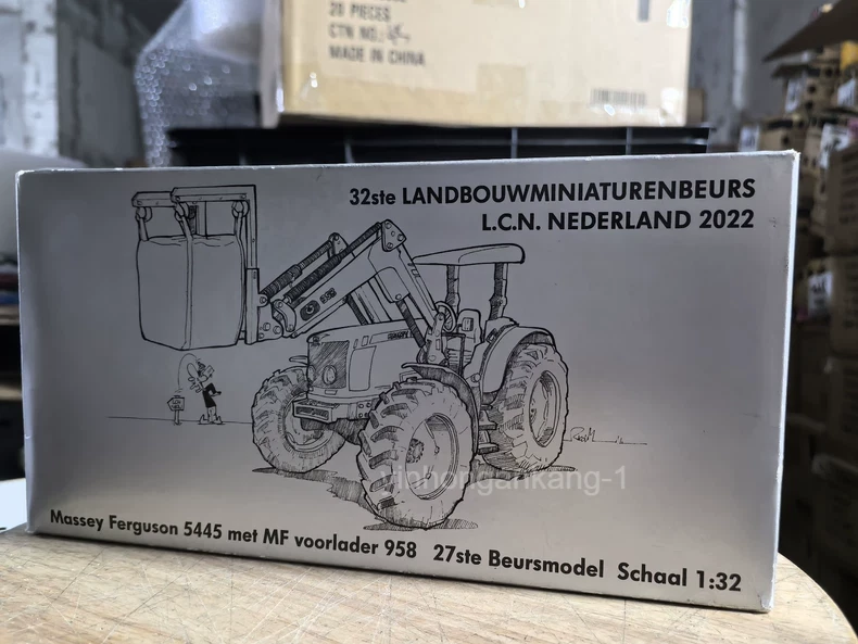 siku 1:32 Massey Ferguson 958 Massey Tractor Model Cargo Transport Truck - Image 3 of 4