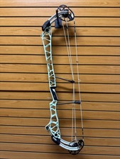 Mathews Archery - Title 40 Compound Bow - RH - Mint - Barely Shot