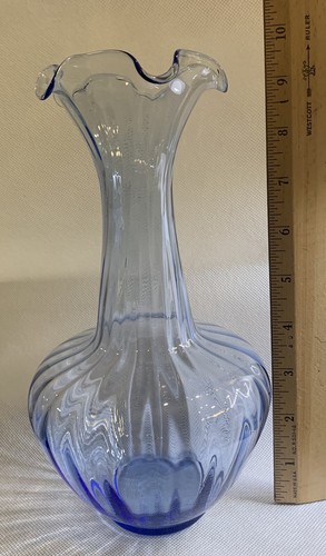 Vaso in vetro blu vorticoso con bordo increspato alto 9 1/2".. - Foto 3 di 3