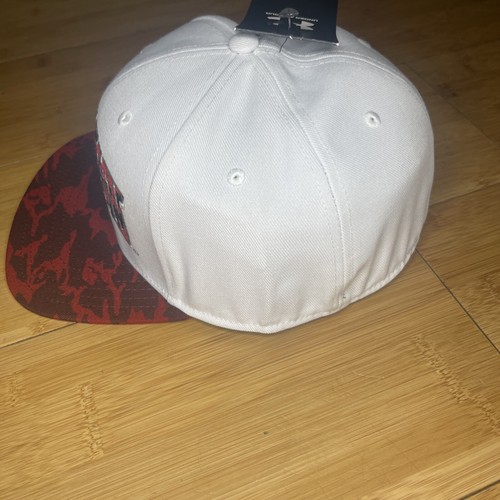 Under Armor Wisconsin Badgers Arch Red White Camo Flat Brim Fitted L/XL Hat Cap - Picture 6 of 14