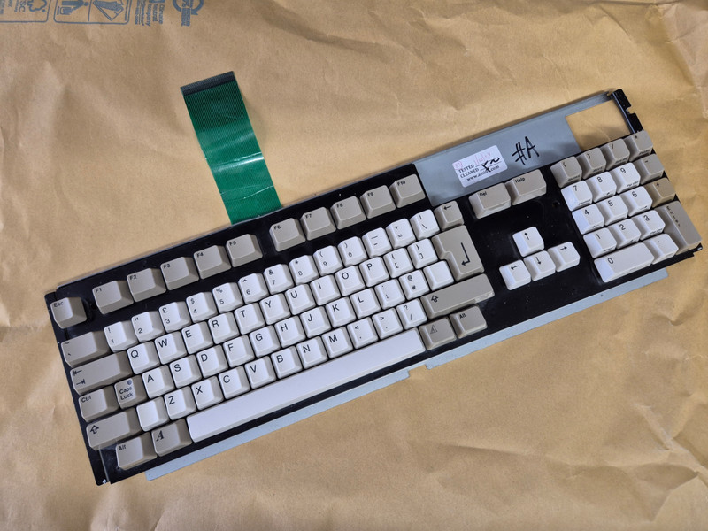 Commodore Amiga 1200 Keyboard, F2 Key wobbly! TESTED ref:#A
