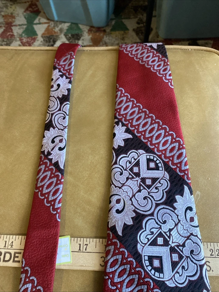 Big Bold Único Don Loper Vintage Corbata Rojo/Plateado con Diseños de Máscaras Malvadas (medallas Foto 3 de 4