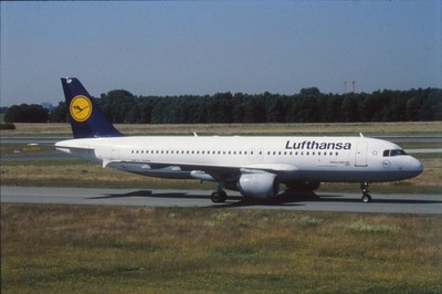 Dia Airbus A320-200 Lufthansa Flugzeug 35mm ungerahmt O37-6-4