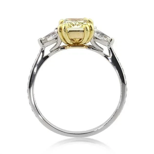 Anillo de compromiso de diamantes de corte radiante amarillo de 2 quilates enchapado en oro blanco de 14 quilates Foto 3 de 4