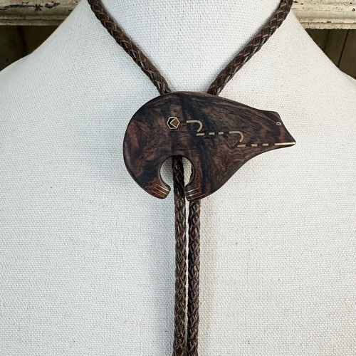 Incredible Vintage Brass Inlay Carved Western Wood Bolo Tie Artist Signed - Picture 3 of 13