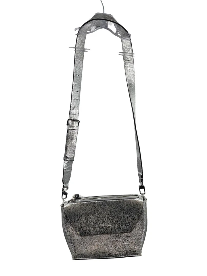 Bandolera BCBGeneration Metálica Plateada con Correa Ajustable Cierre Magnético Foto 2 de 4