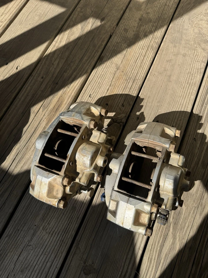 07-20 Infiniti Nissan G37 350Z 370Z Akebono Brake Calipers Set OEM - Image 2 of 4