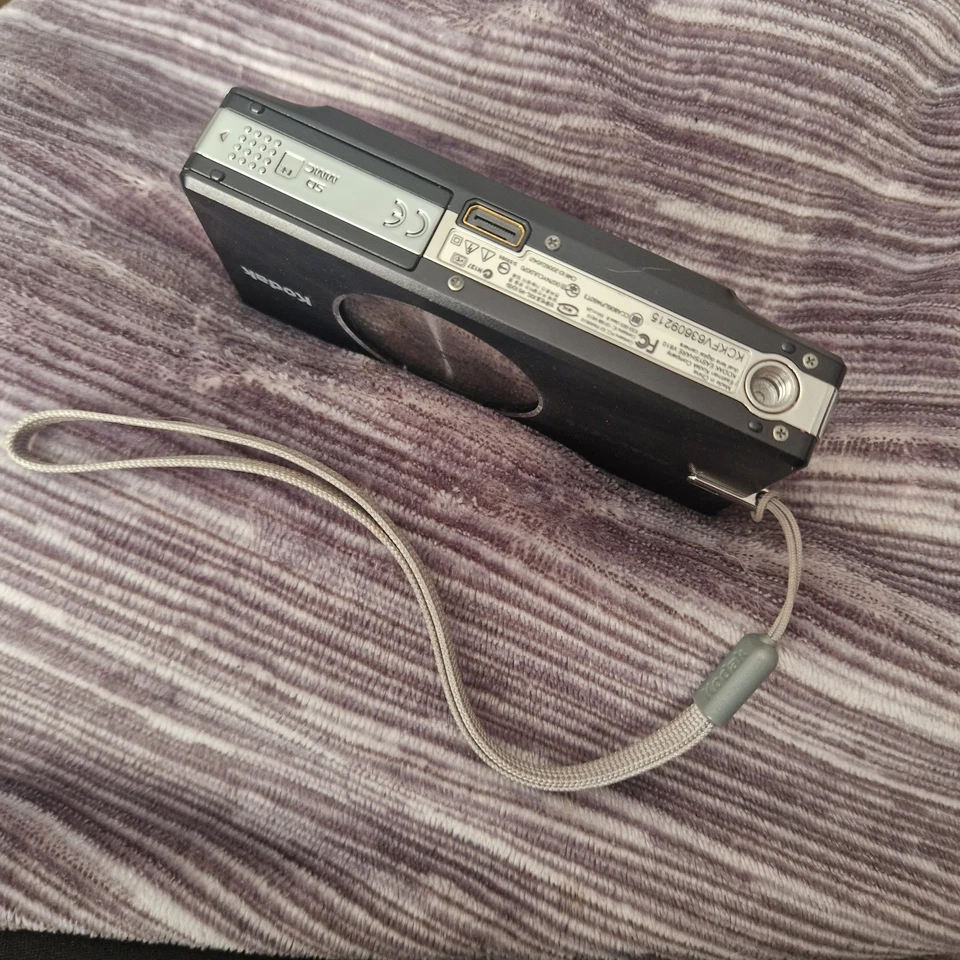 Kodak Easy Share V610 Dual Lens 6.1 MP Digital Camera Tested Working Fine Case - Image 4 of 4