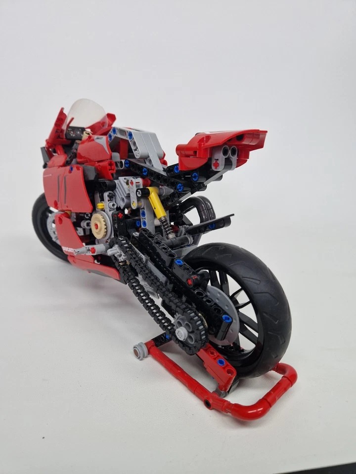 LEGO Technic 42107 Ducati Panigale V4 R, photo 4 of 5