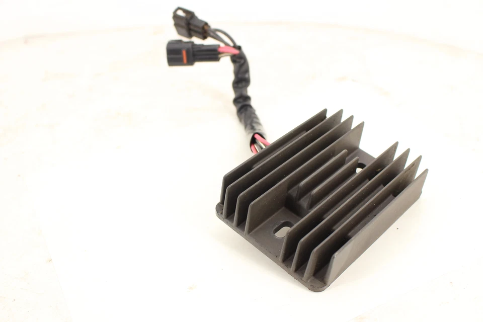 Regulador de voltaje rectificador Suzuki GSXR750 2014 32800-47h00 Foto 3 de 4