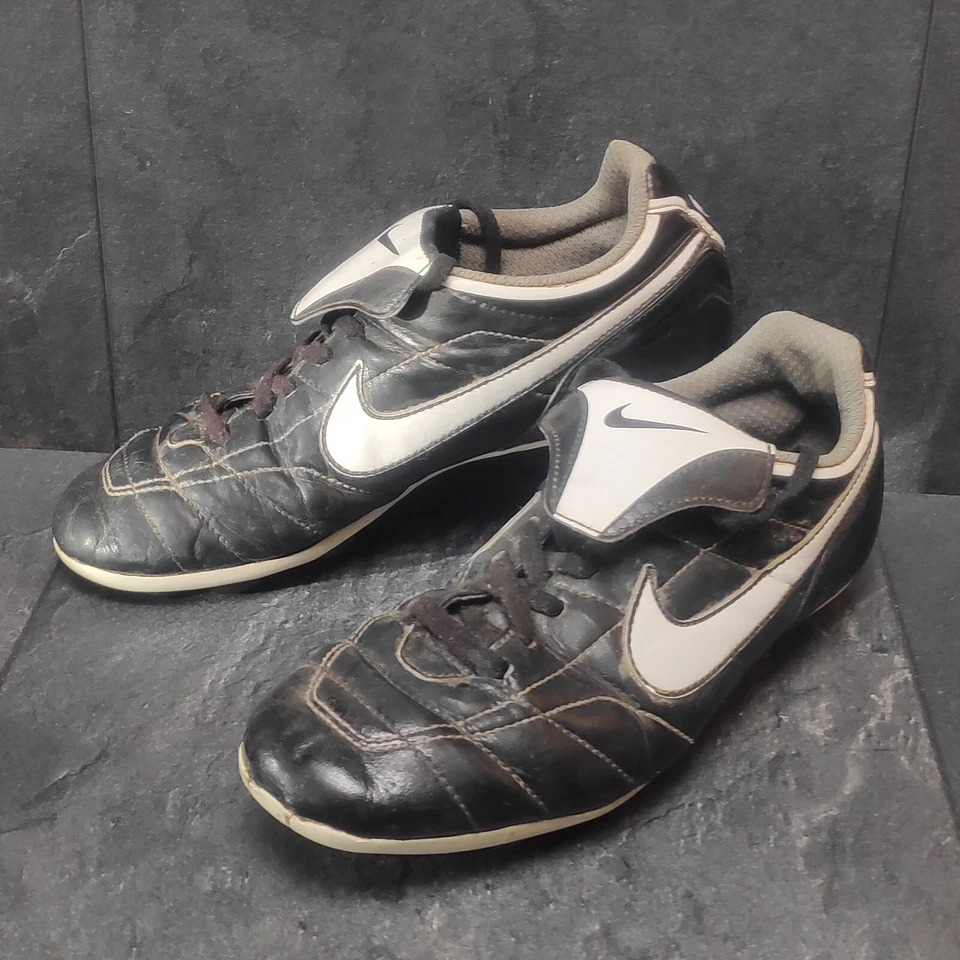 Nike Versatract Fußballschuhe Gr. 36 Schwarz Weiß Jungen Fußball Schuhe 23cm  - Bild 1 von 4