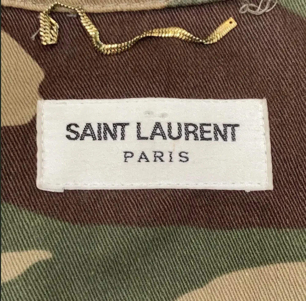 Parka mimetico Hedi Slimane × Saint Laurent Paris con bordo oro