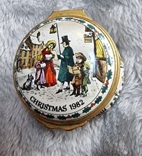 Halcyon Days Emaille Pillendose Schmuckdose Weihnachten 1982 Carol Singers Dickens