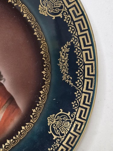 ANTIQUE HAND PAINTED ROYAL VIENNA GOLD PORTRAIT CABINET PLATE SIGNED w/beehive - Picture 3 of 7