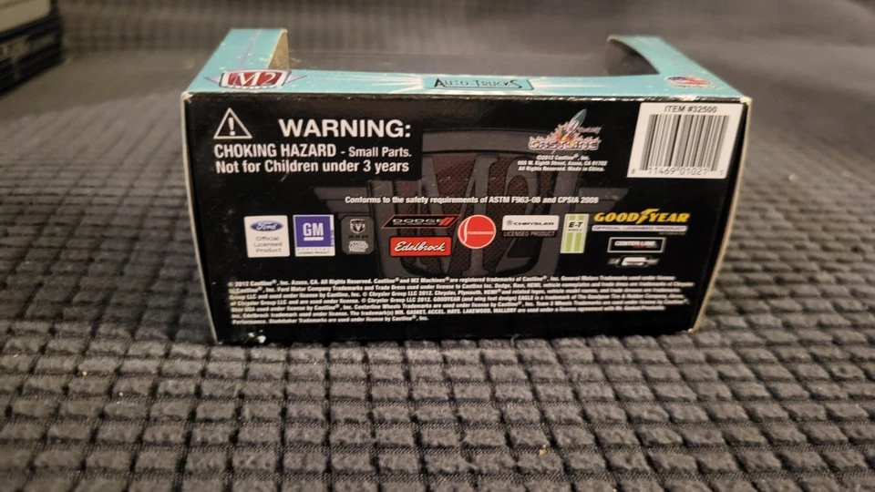 Camiones automáticos GMC Suburban Carrier 1958 M2 Machines azul y blanco fundido a presión 1:64 Foto 3 de 4