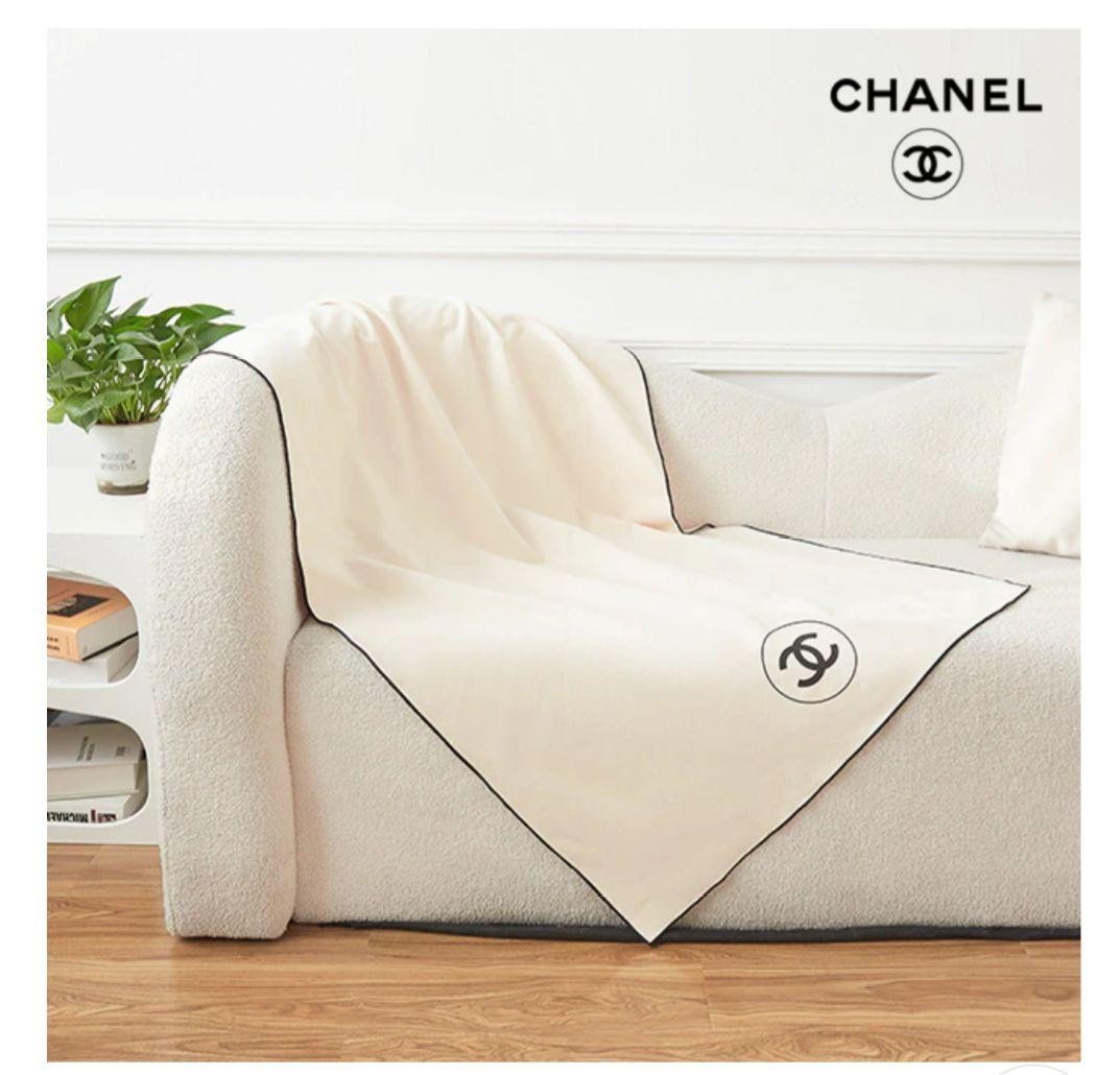 CHANEL BEAUTE ブランケット シャネル Chanel Beauty Big Logo Blanket Pouch Set Box White Japan