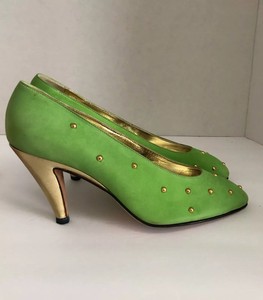kelly green pumps