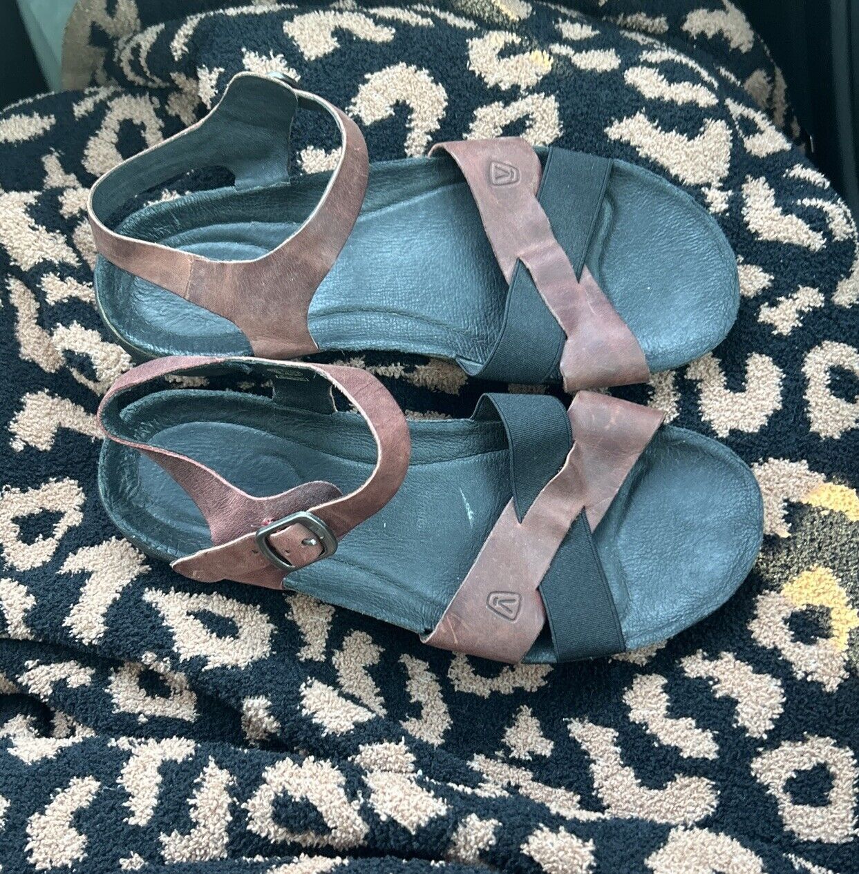 Keen Dauntless sandalo rosso marrone nero fibbia cinturino alla caviglia comodo donna taglia 7