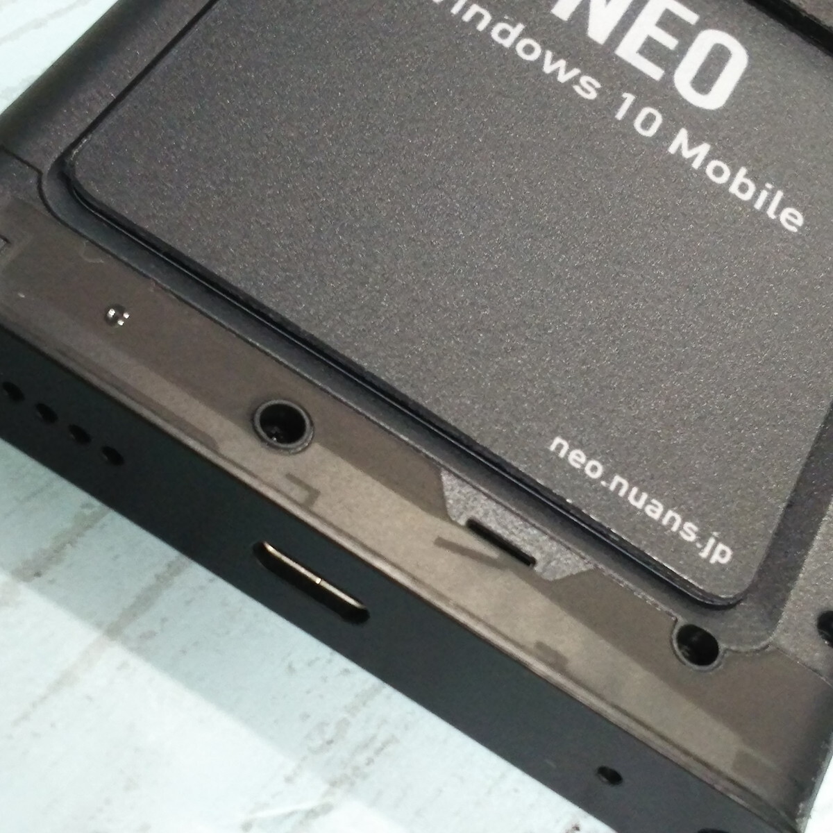 NuAns NEO　WindowsPhon The weirdest Windows phone in years comes from Japan | The Verge