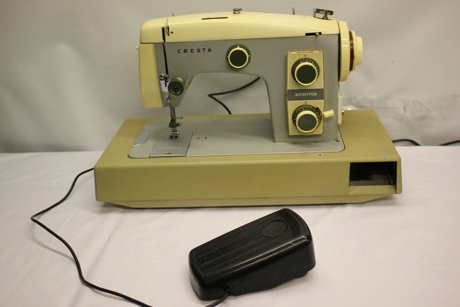 Antique Sewing Machines Discover a huge selection of antique sewing machines. Collectable