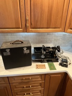 ¡Máquina de coser portátil Singer modelo 221 1935 peso pluma! ¡Todo Original! WOW!