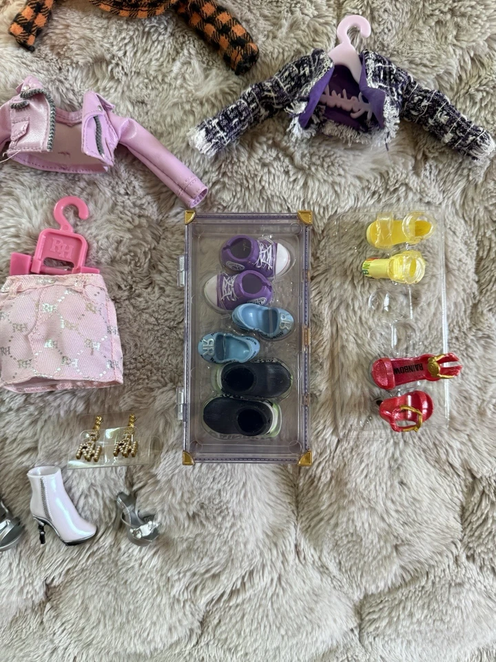 Lote de ropa y accesorios para muñecas MGA Rainbow High - Trajes, chaquetas, zapatos y silla Foto 4 de 4