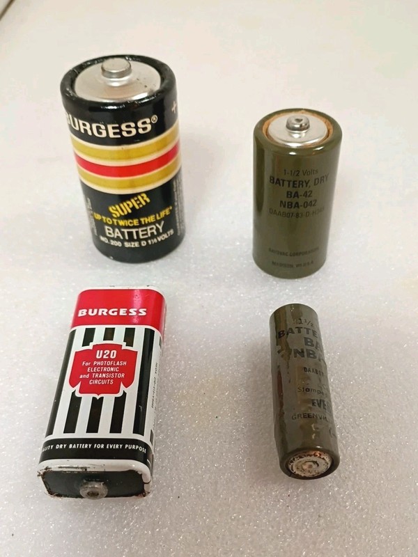 VINTAGE BATTERY LOT OF 4 BURGESS N0. 200 & U20 EVEREADY BA-58 AND RAYOVAC BA-42