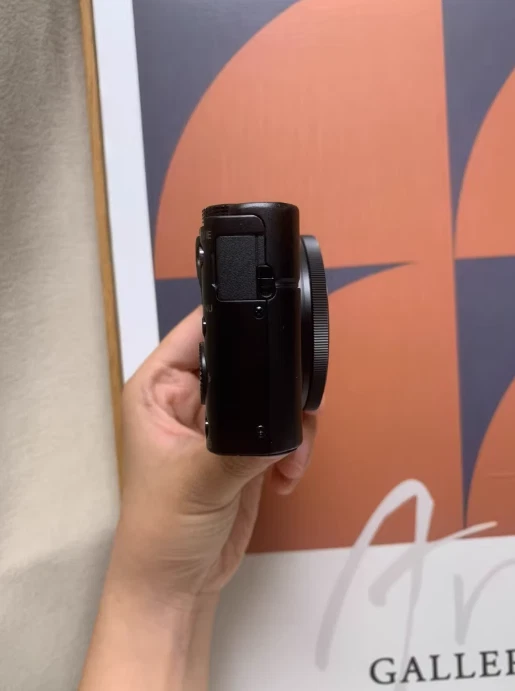 Sony RX100 90%NEW 20.2MP 3.6x Compact Cam Comes w Charger Card Battery - Image 3 of 4