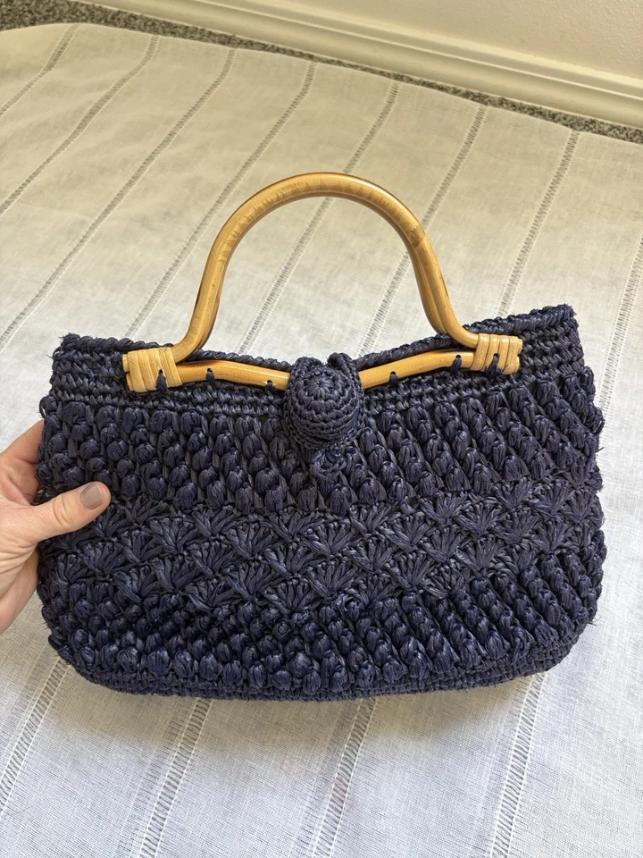 Bolsa de ráfia azul escura Walborg com alças de bambu - Imagem 2 de 4