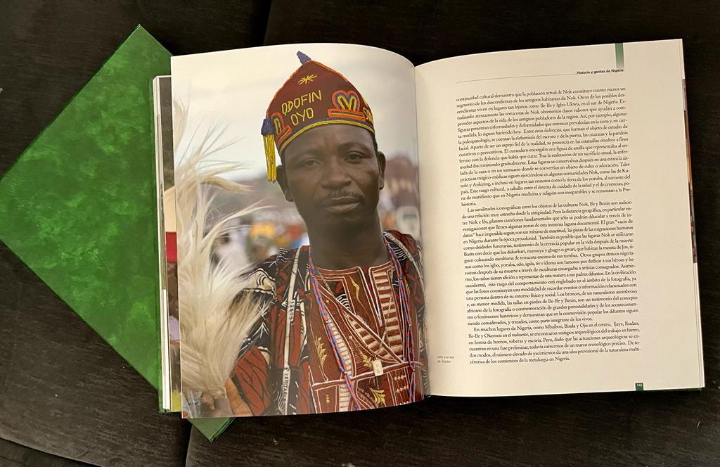 Interesante Libro sobre la cultura Nigeriana, fotos preciosas .