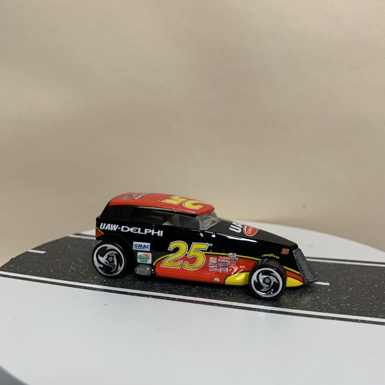 Hot Wheels 1:64 Phaeton NASCAR UAW-Delphi #25 Black Red Yellow Racing Car NM