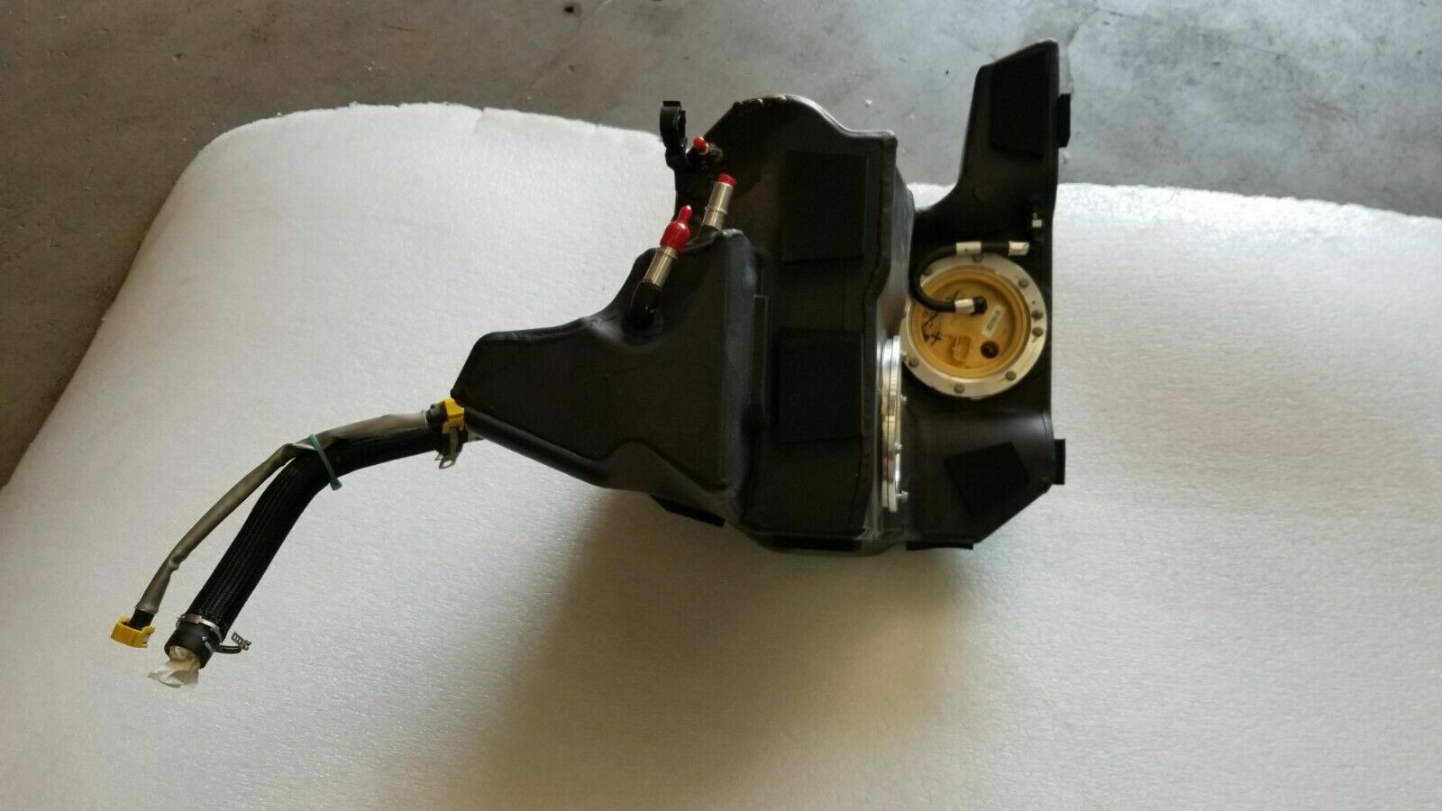 FERRARI 488 PASSENGER RIGHT SIDE FUEL TANK ASSEMBLY OEM 314303 305833 307823
