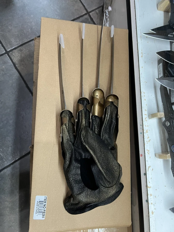 Guante afilado de metal Freddy Kruger Deluxe 1:1 completo de metal Foto 2 de 4