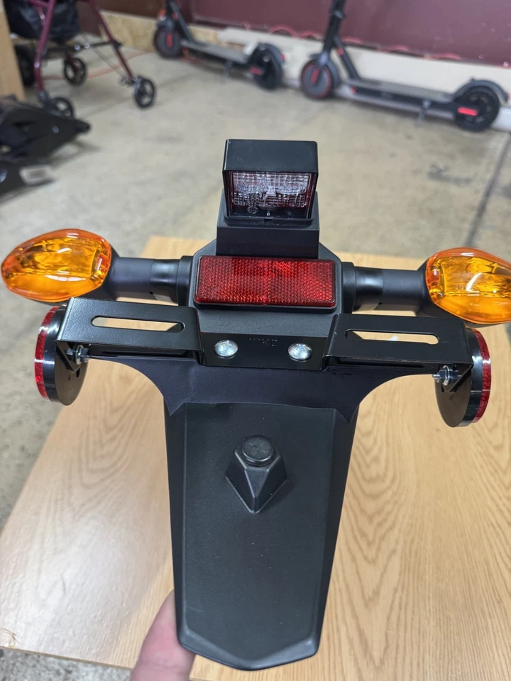 Soporte de montaje de etiqueta de matrícula Suzuki GSXR-1000 17-25 OEM señales de giro Foto 3 de 4